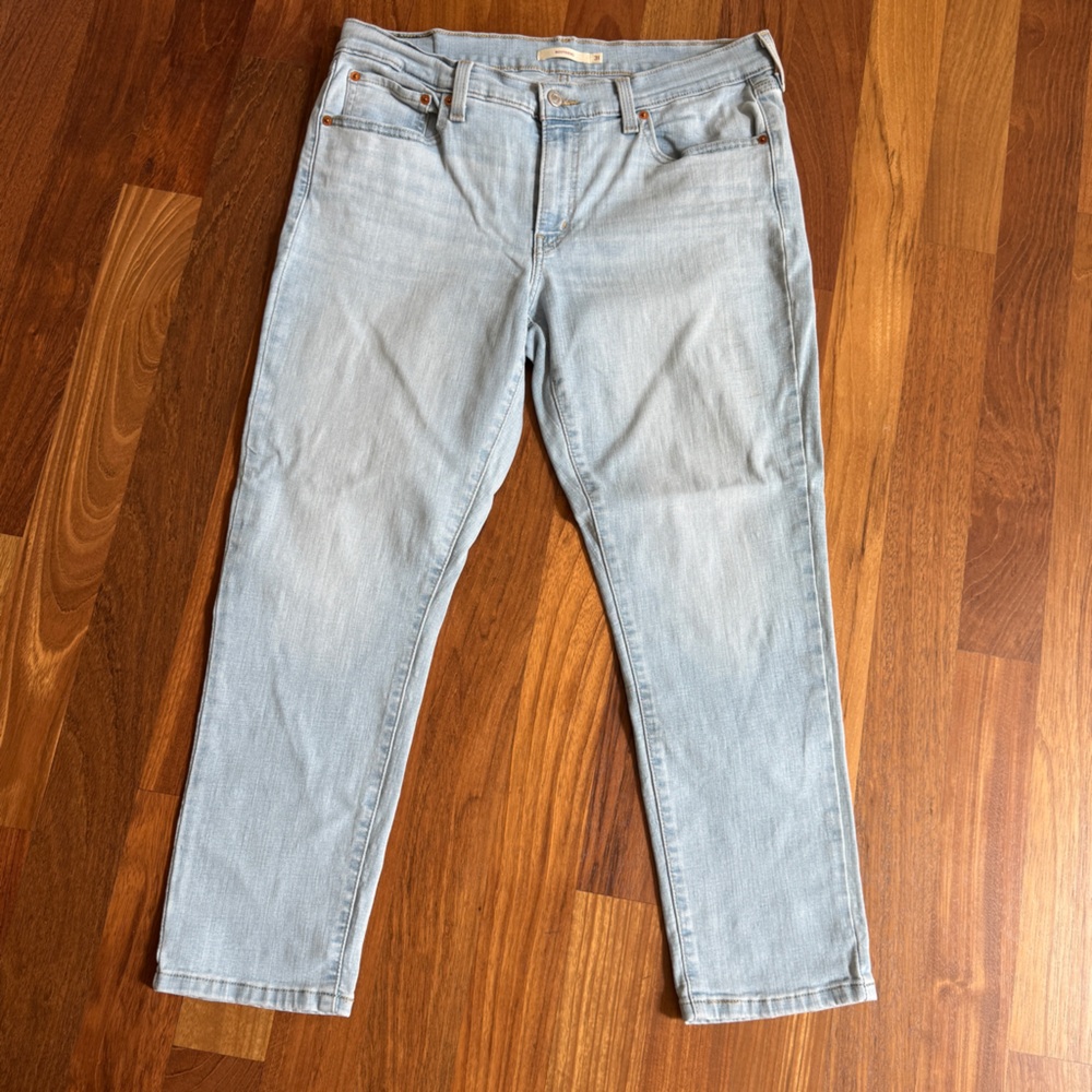 Levi's Jeans Women's Light Wash Boyfriend Stretchy Jeans Size 31‎